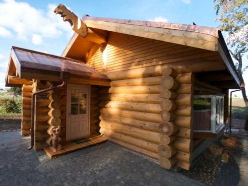 Маленькая баня из бревна. Проекты бань из бревна: фото самых красивых примеров построек с мансардой и террасой, 4х6 и 6х6 метров из оцилиндрованного бруса
