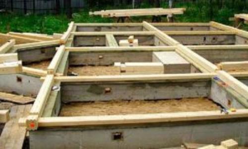 Как недорого построить дом из бруса. Строительство дома из бруса естественной влажности под усадку 02