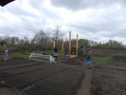 Баня своими руками из подручных материалов. Баня из г*вна и палок... ч.1