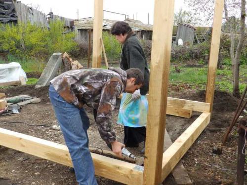 Баня своими руками из подручных материалов. Баня из г*вна и палок... ч.1