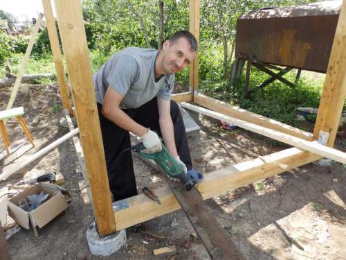 Баня своими руками из подручных материалов. Баня из г*вна и палок... ч.1