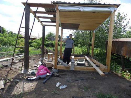 Баня своими руками из подручных материалов. Баня из г*вна и палок... ч.1