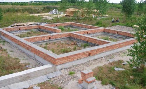 Быстрое строительство дома из блоков. Строительство дома из пеноблоков своими руками: пошаговая инструкция, рейтинг лучших производителей пеноблоков