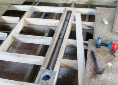 Пол в каркасной бане на сваях. Изготовление слива