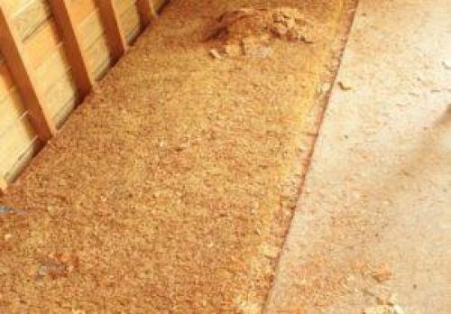 Утепление пола опилками с известью. Утепление пола
