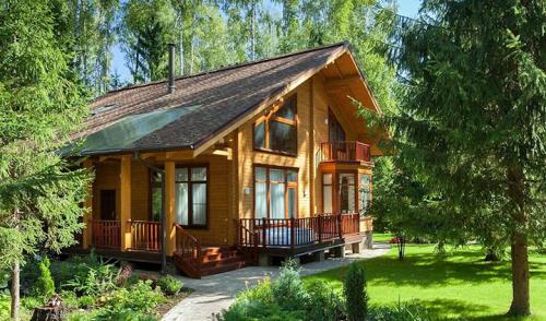 Какой дом теплее каменный или деревянный. Плюсы и минусы деревянных домов из бруса