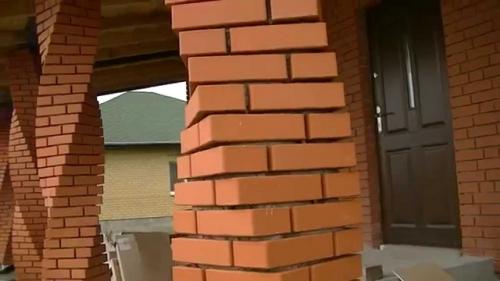 Как дешево построить дом из кирпича. Почему выбирают строительство домов из кирпича?