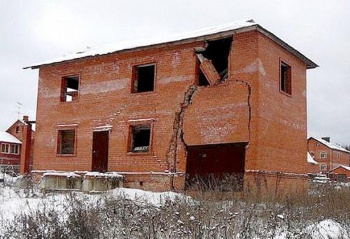 При строительстве дома из кирпича возникла необходимость. Ошибка вторая и третья - отсутствие гидрогеологии и неправильно выбранный фундамент