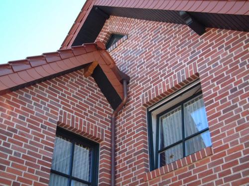 Дом с кирпича. Дом из кирпича: пошаговая инструкция, как правильно и быстро построить кирпичный дом (100 фото и видео)