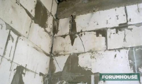 При строительстве дома из кирпича возникла необходимость. Ошибка вторая и третья - отсутствие гидрогеологии и неправильно выбранный фундамент